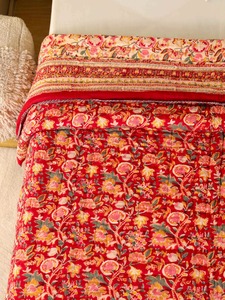 Edredón Floral Rojo Estampado Tradicional para Uso Doméstico, Cubrecama para Todas las Estaciones - Product Image 4
