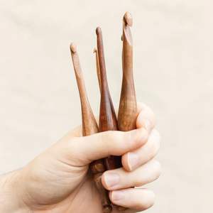 Art Empire Exports – Crochets ergonomiques en bois écologiques avec poignée souple, tailles personnalisées 3mm-15mm, longueur 20cm - Product Image 3