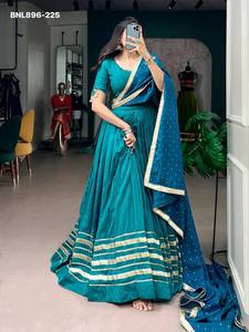 Lehenga azul de la mejor calidad en chanderi con borde ancho Gota Patti y diseño completo, conjunto de blusa con mangas con trabajo Kodi y efecto espejo, a precio mayorista. - Product Image 4