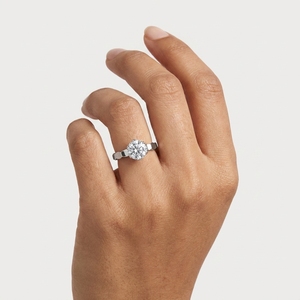 Anillo de compromiso clásico con diamante redondo de talla brillante de 1 quilate en oro blanco para mujer, color D, piedra creada en laboratorio con certificación IGI - Product Image 3