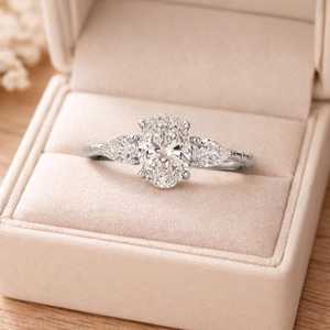Bague de fiançailles avec 1 diamant ovale et 2 diamants taille poire, cultivés en laboratoire, or massif 10K 14K 18K, design de joaillerie fine, certifié IGI, couleur E VVS - Product Image 1