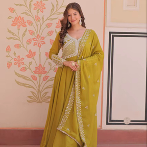Robe de soirée en georgette de créateur avec broderie de perles, manches longues et dupatta en zari – Tenue ethnique élégante pour les fêtes - Product Image 1