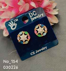 Boucles d'oreilles clous tendance en acier inoxydable plaqué or avec zircone cubique pour femme, design géométrique, idéales pour les soirées, fournisseur direct - Product Image 1