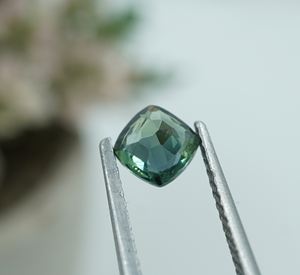 พลอยไพลินสีเขียวอมฟ้าธรรมชาติทรงคุชชั่น ขนาด 4.7x4.7x2.5 มม. น้ำหนัก 0.56 กะรัต สำหรับทำเครื่องประดับที่ไม่เหมือนใคร - Product Image 6