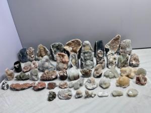 จีโอดธรรมชาติที่สวยงามจากเฮอแลนไดต์ พร้อมตัวอย่างแร่ธาตุสติลบิท - Product Image 1