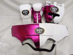 No Boxing No Life Ensemble d'entraînement et de sparring de boxe pour femmes et filles, comprenant des gants de boxe rose et blanc, un protège-tête et un protège-guêtres - Product Image 2