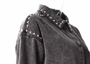 Ventes en gros de chemises en jean pour femmes, élégantes, surdimensionnées, avec rivets, déchirées et usées - Product Image 5