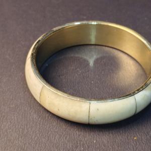 Bracelet classique en os naturel poli et lisse – Bracelet artisanal en os crème massif avec cœur en laiton – Intemporel et durable - Product Image 5