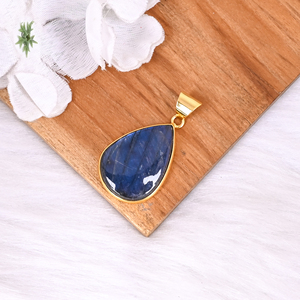 Pendentif artisanal en labradorite naturelle, serti de griffes géométriques, en laiton plaqué or - Product Image 2