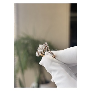 Bague de fiançailles élégante en or 14 carats avec diamant de laboratoire taille radiant floral de 2,20 carats, sertie à griffes sur une monture fendue, bijou de mariage de luxe - Product Image 3