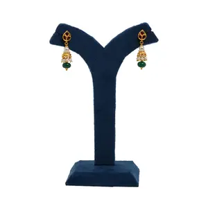 Juego de Aretes de Oro con Cuentas de Esmeralda Verde, Detalles Florales de Esmalte Rojo y Delicadas Hebras de Perlas Blancas - Product Image 2