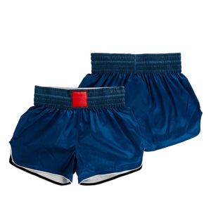 Shorts de Muay Thai personnalisés pour hommes en satin polyester bleu, taille haute, fermeture élastique, respirants, style décontracté, logo patché sur le devant - Product Image 3