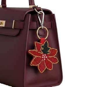 Llavero con Cuentas Hecho a Mano en India, Accesorio Colorido con Bordado de Cuentas, Regalo Ecológico Hecho a Mano para Mujeres, Hombres y Amigos - Product Image 2