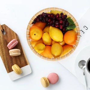 Panier de rangement moderne en fil métallique, forme ronde, porte-fruits, en métal blanc avec bord en bois, empilable, pour un rangement soigné, en provenance d'Inde - Product Image 2