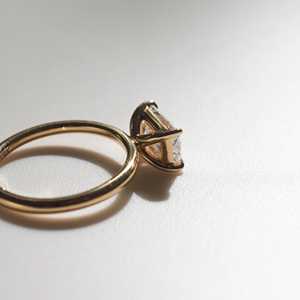 แหวนหมั้นมอสซาไนต์ทรงเรเดียนท์คัท 1.55 กะรัต รุ่นอีสต์เวสต์, แหวนทรงเรเดียนท์คัทแบบครัชไอซ์, ทรงเรเดียนท์แบบยาว, แหวนแบบโซลิแทร์ - Product Image 5