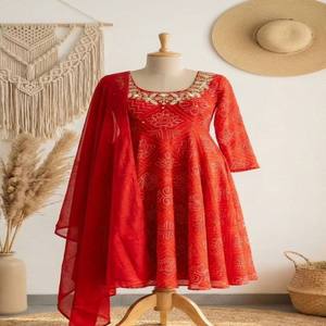 Robe VASTRA COTTAGE en Faux Georgette à Imprimé Bandhani Numérique avec Dupatta Brodé, Tenue Traditionnelle pour Soirée - Product Image 1