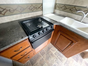 Used 2013 Keystone L-a-r-e-d-o 289SRE - Product Image 2