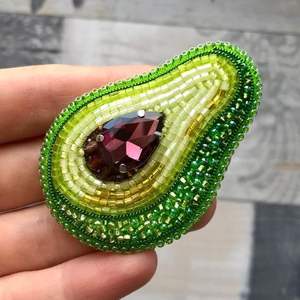 Broche en cristal perlé double cœur pour vêtements, personnalisable, avec drapeaux USA et Ukraine, en verre - Product Image 6