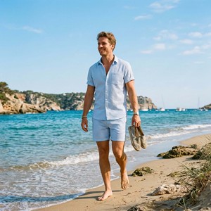 Ensemble coordonné d'été personnalisé pour homme en seersucker, chemise à manches courtes rayée bleu clair et short, ensemble 2 pièces respirant pour la plage - Product Image 4