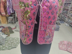 Gilet matelassé rose à fleurs pour femme, col en V, avec poches plaquées à lacets, sans manches, en coton tissé, idéal pour le printemps – CADEAU POUR ELLE - Product Image 5