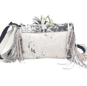Sac à main pour femme de créateur en cuir véritable avec fourrure, chaîne métallique vintage unique, doublure en coton, décoration à rivets, fermeture éclair - Product Image 3