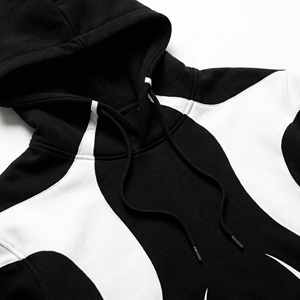 Hoodie oversize avec détails de panneaux superposés et silhouette audacieuse, conçu pour les marques de streetwear avant-gardistes. - Product Image 6