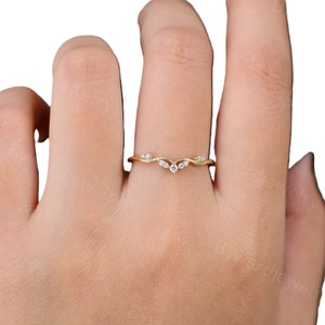 แหวนแต่งงานแบบมินิมอล ลายโค้งเชฟรอน สามารถสวมซ้อนกันได้ แหวนทองคำแท้ 18K สีเหลืองทอง แหวนขอแต่งงานสุดโรแมนติก แหวนทองคำแบบมินิมอล - Product Image 5