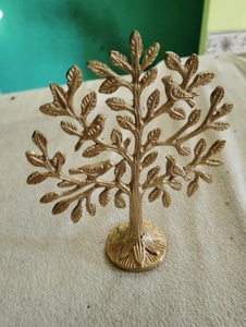 Exquise sculpture de table en laiton doré représentant l'Arbre de Vie. Des branches feuillues complexes et complexesment décorées de délicats oiseaux chanteurs - Product Image 1