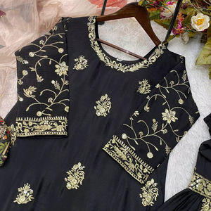 Conjunto de traje Sharara de seda Chinon bordado con dupatta de organza con estampado digital y adornos de lentejuelas, atuendo Salwar Kameez para bodas. - Product Image 1