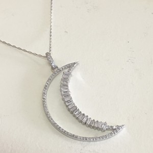 Collier pendentif demi-lune en argent sterling 925 plaqué rhodium avec pierre naturelle blanche taille baguette sertie en canal, chaîne torsadée, 1,50 carats au total G - Product Image 1