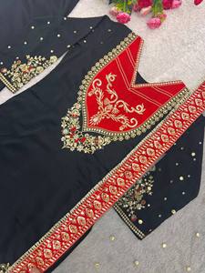 Traje Salwar de Algodón Negro de Lujo con Contraste Rojo y Bordado Pesado de Zari Dorado, Kurti Corto con Pecho Plisado y Pantalón Patiala Ancho para Fiesta de Verano - Product Image 5