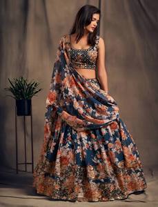 Ensemble Lehenga Choli en organza blanc pour femme avec imprimé floral numérique, broderie Zari à sequins et dupatta - Product Image 1