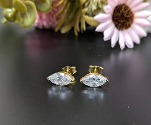Boucles d'oreilles en or jaune 18 carats avec diamants de laboratoire taille marquise 2 carats certifiés IGI, design unique à fermoir poussoir, cadeau de mariage vintage - Product Image 2