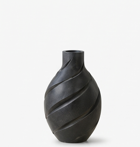 Vase Noir Métallique Contemporain au Design Unique en Spirale Côtelée et Bombée, Petit Pot de Fleurs pour la Décoration Intérieure du Salon - Product Image 1