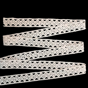 Encaje bordado geométrico de poliéster con diseño de diamantes, de gran venta, para borde de sari y dupatta, ecológico, de secado rápido y transpirable. - Product Image 1