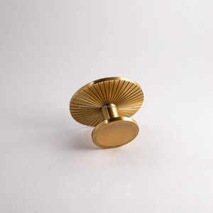 Perillas de latón de estilo tradicional adecuadas para gabinetes de estilo herencia, restauración de muebles y proyectos de interiorismo. - Product Image 3