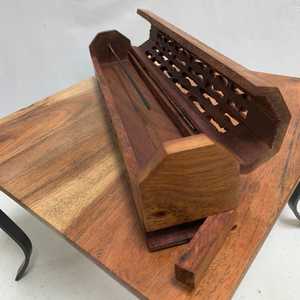 Quemador de incienso estilo antiguo, hecho a mano, de madera, rectangular, estilo tradicional, con recortes geométricos para aromaterapia. - Product Image 4