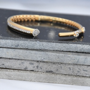 Bracelet manchette ouvrable pour femme en or blanc 14 carats avec diamants taille brillant |   Diamants naturels |   Tendance, certifié IGI, élégant pour les fêtes - Product Image 3