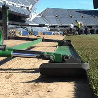 Machine de déroulement et de compression de gazon synthétique DUO avec conception à six roues pour l'installation de gazon de stade - Prix de dépôt