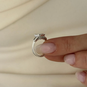 Anillo de compromiso con bisel de diamantes de laboratorio esmeralda y baguette IGI D-E-F VVS-VS en oro, oro blanco, oro rosa y plata, stock al por mayor B2B - Product Image 4