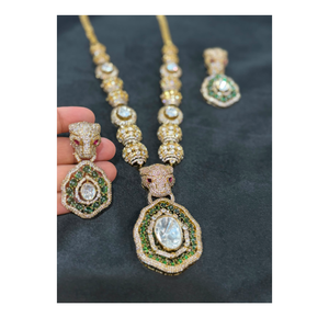 Ensemble de collier Panther Polki Kundan avec accents de perles vertes émeraude et boucles d'oreilles assorties - Product Image 4