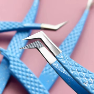 Pinzas para Pestañas de Alta Calidad con Logotipo Personalizado, Marca Privada, Acero Inoxidable con Punta Inclinada Aislada para Precisión en la Colocación de Fibras - Product Image 4