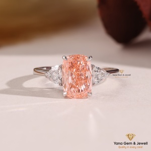 Bague de mode pour femme en or massif 14 carats avec diamant CVD rose vif fantaisie taille coussin clarté VS1, 3,00 carats, certifié IGI - Product Image 1