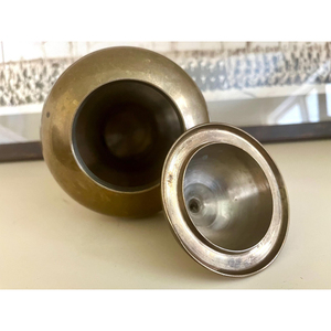 Juego de 2 jarrones y floreros de diseño único y elegante, hechos de metal de alta calidad con acabado dorado brillante y pulido. - Product Image 4