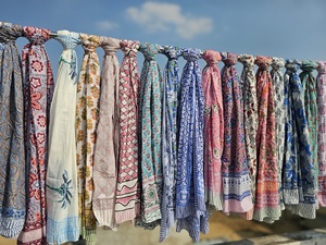 Sarong en coton imprimé à la main de qualité export pour femme, léger, idéal comme cache-maillot de bain, pour la plage et les vacances d'été - Product Image 4