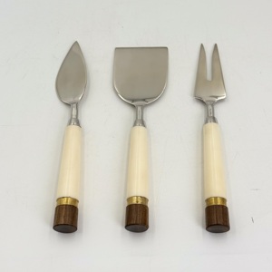 Ensemble de fromages en acier inoxydable personnalisé avec manche en bois et résine, idéal pour les événements de mariage, fabriqué en Inde - Product Image 1