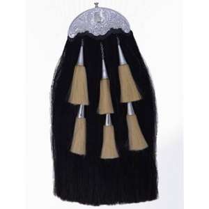 Este es un Sporran original de crin de caballo, que generalmente presenta un cuerpo blanco con dos borlas negras. - Product Image 2