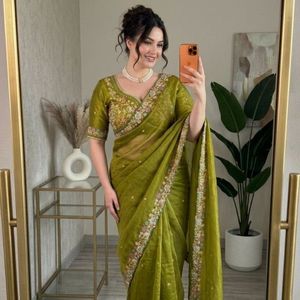 Sari en satin de soie haut de gamme et élégant avec bordure brodée et chemisier en soie de Bangalore, prix de gros par Royal Export - Product Image 5