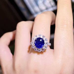Magnífico Anillo de Zafiro Azul Real Natural de Sri Lanka de 3.64ct con Engaste de Oro de 18K Adornado con 41 Diamantes Blancos Brillantes - Product Image 2