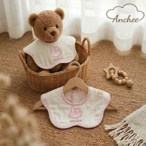 Babero de algodón orgánico certificado GOTS con cuello floral – Babero de alimentación para recién nacidos con estampado adorable, suave, grueso y altamente absorbente - Product Image 1